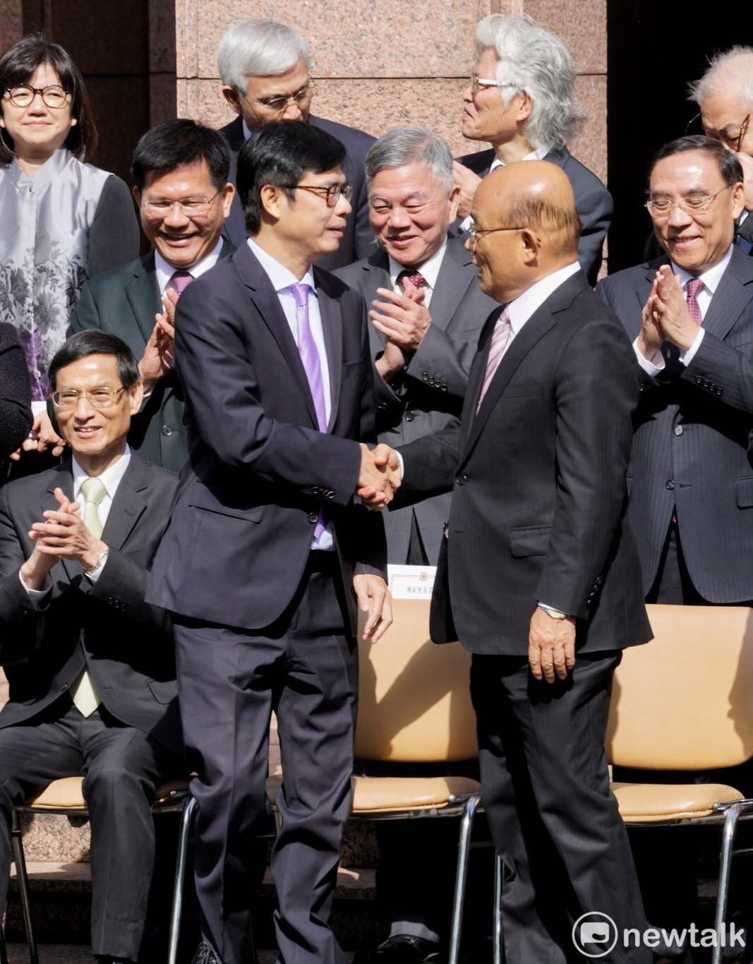 蘇貞昌和陳其邁握手。 圖:張良一/攝 蘇貞昌和陳其邁握手。 圖:張良一/攝