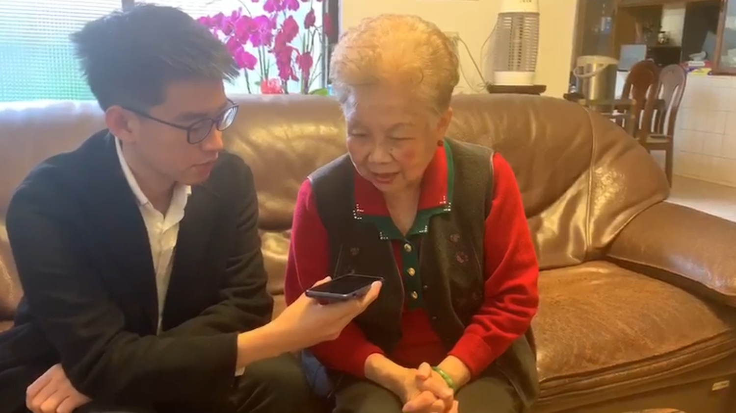 柯媽何瑞英幫「柯家軍」立委參選人陳思宇錄製電話語音拜票。 圖:陳思宇競選團隊 / 提供 柯媽何瑞英幫「柯家軍」立委參選人陳思宇錄製電話語音拜票。 圖:陳思宇競選團隊 / 提供