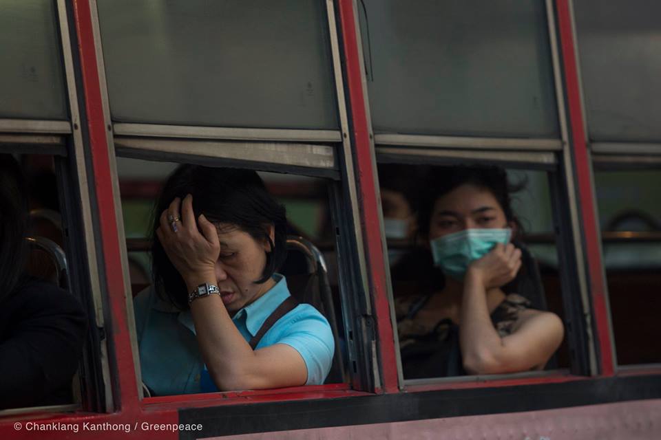 曼谷市政府發出近萬份口罩抗空汙，根本無法平息民怨。   圖：翻攝Greenpeace臉書