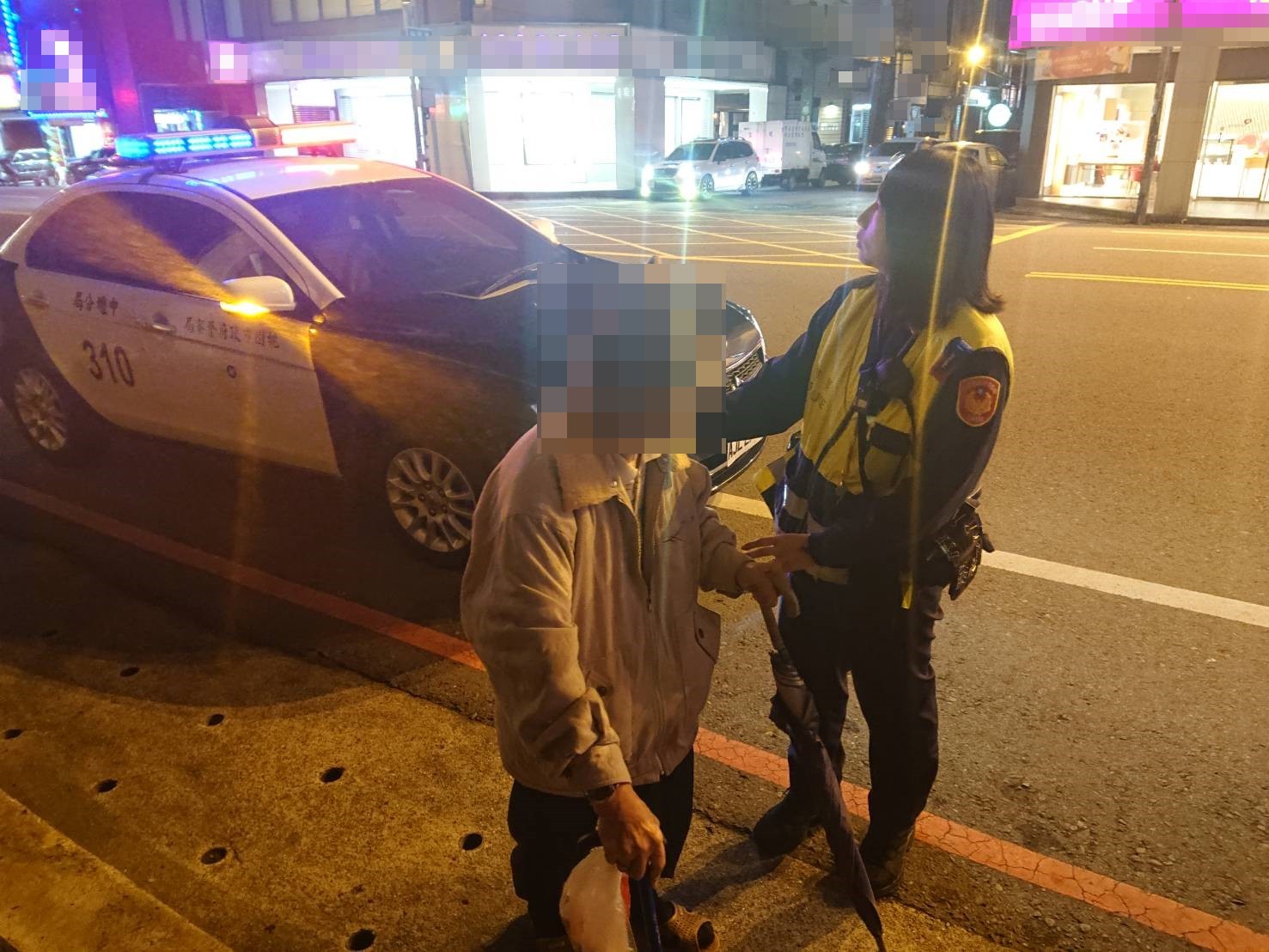 警方耐心與老翁溝通,並陪伴他在路邊等待家屬前來接回。 圖:中壢分局/提供 警方耐心與老翁溝通,並陪伴他在路邊等待家屬前來接回。 圖:中壢分局/提供