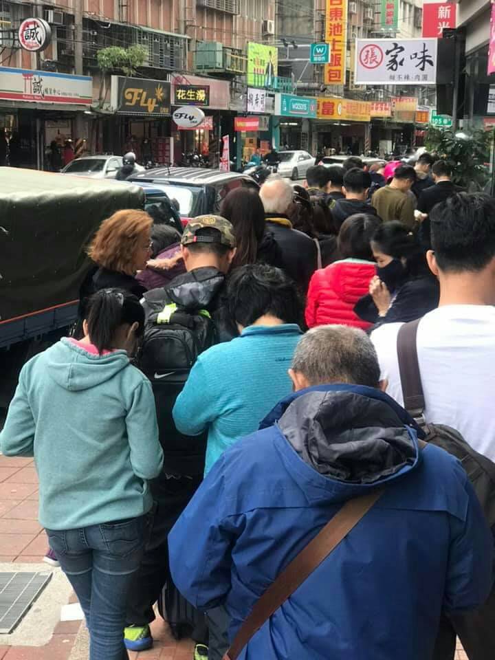 肉圓店大排長龍至隔壁店家。 圖:羅仁宏/提供 肉圓店大排長龍至隔壁店家。 圖:羅仁宏/提供