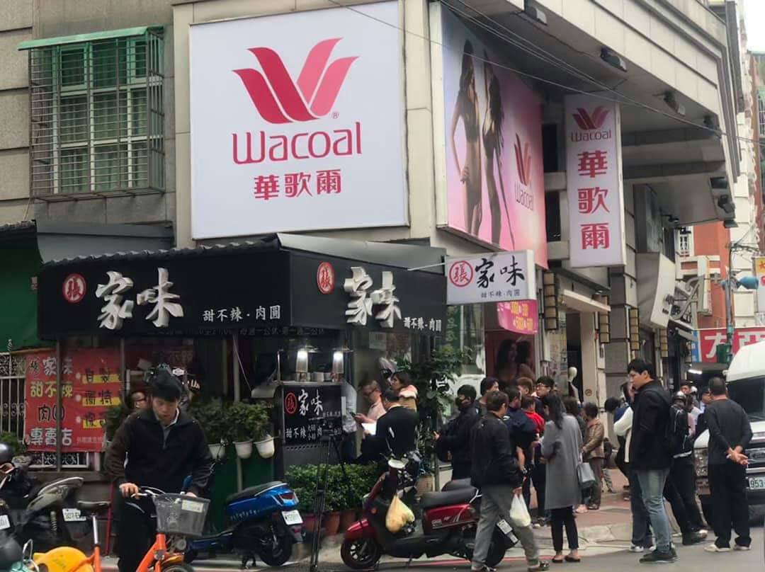 肉圓店的轉角擠滿人潮。 圖:羅仁宏/提供 肉圓店的轉角擠滿人潮。 圖:羅仁宏/提供