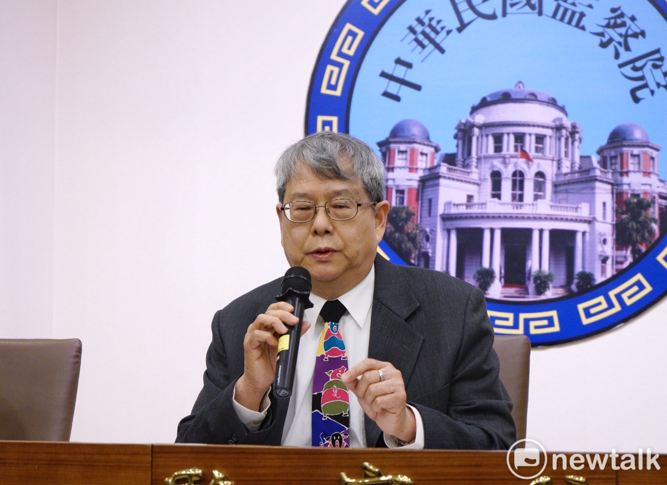 監委陳師孟指出,管中閔以匿名方式供稿媒體充做社論,有損政務官的尊嚴,多數委員認為符合兼職的狀態。 圖:張良一/攝 監委陳師孟指出,管中閔以匿名方式供稿媒體充做社論,有損政務官的尊嚴,多數委員認為符合兼職的狀態。 圖:張良一/攝