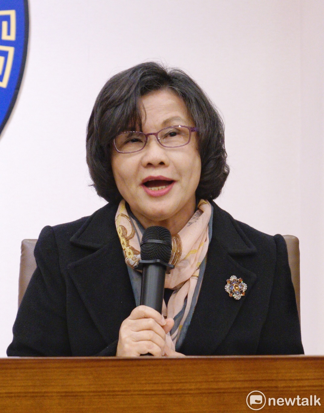 王幼玲指出,管中閔自99年起供稿壹傳媒,7年共領了4百萬元稿酬,其中擔任內閣官員3年,領了190萬元。 圖:張良一/攝 王幼玲指出,管中閔自99年起供稿壹傳媒,7年共領了4百萬元稿酬,其中擔任內閣官員3年,領了190萬元。 圖:張良一/攝