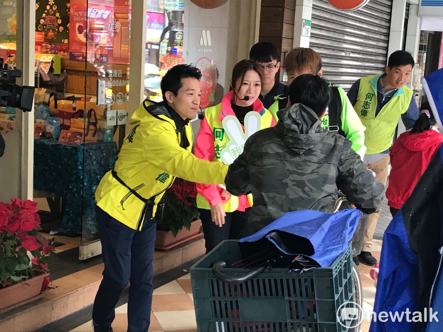 立委吳秉叡、議員陳怡君今日陪同立委補選參選人何志偉掃街。 圖 : 周煊惠 / 攝 立委吳秉叡、議員陳怡君今日陪同立委補選參選人何志偉掃街。 圖 : 周煊惠 / 攝