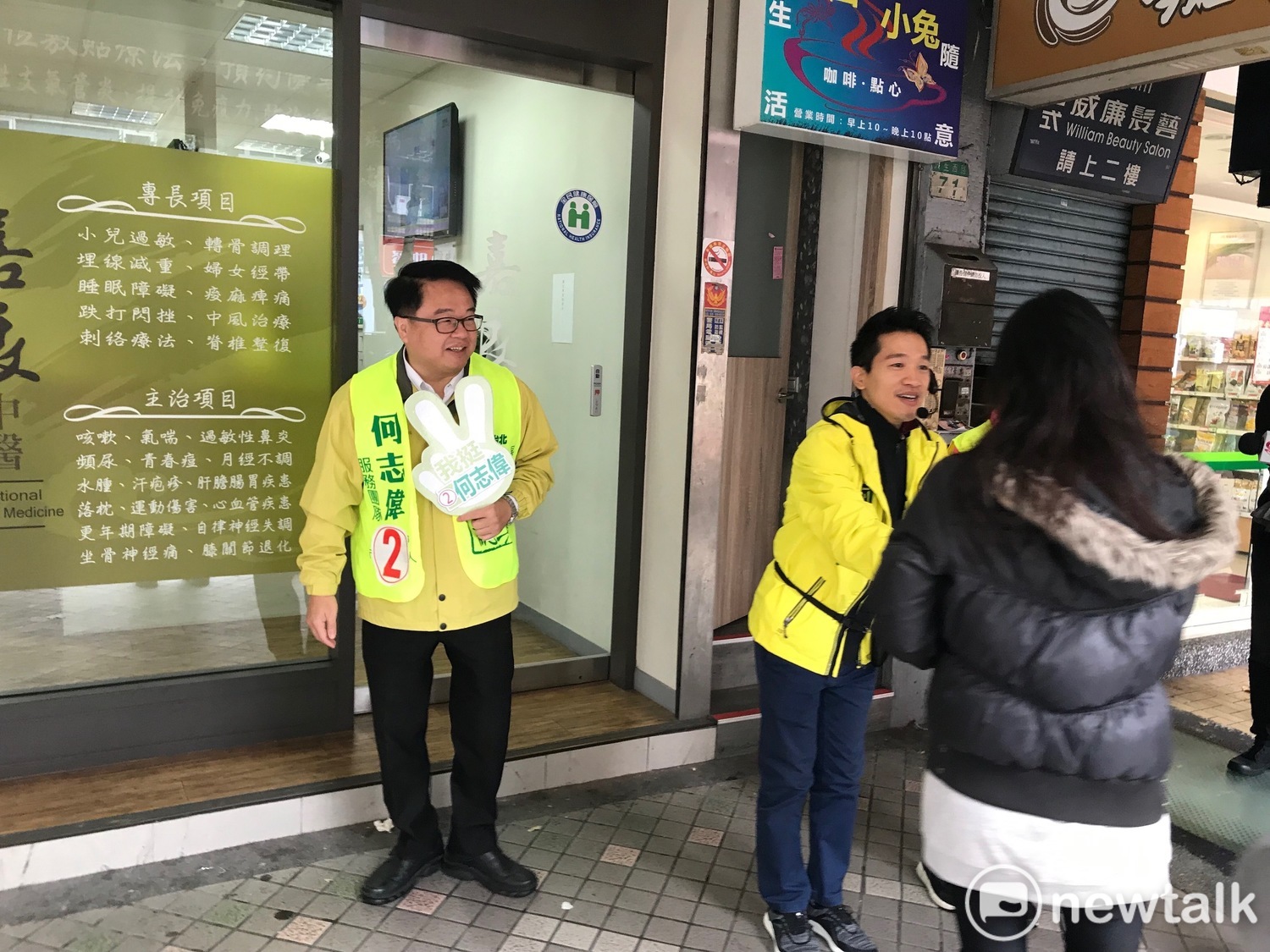 立委吳秉叡、議員陳怡君今日陪同立委補選參選人何志偉掃街。 圖 : 周煊惠 / 攝 立委吳秉叡、議員陳怡君今日陪同立委補選參選人何志偉掃街。 圖 : 周煊惠 / 攝