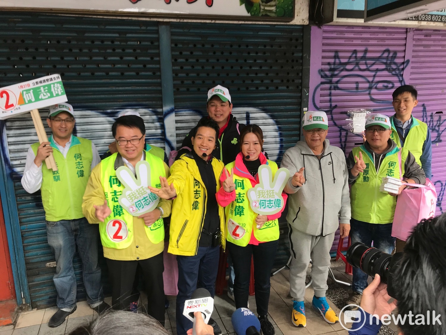 立委吳秉叡、議員陳怡君今日陪同立委補選參選人何志偉掃街。 圖 : 周煊惠 / 攝 立委吳秉叡、議員陳怡君今日陪同立委補選參選人何志偉掃街。 圖 : 周煊惠 / 攝