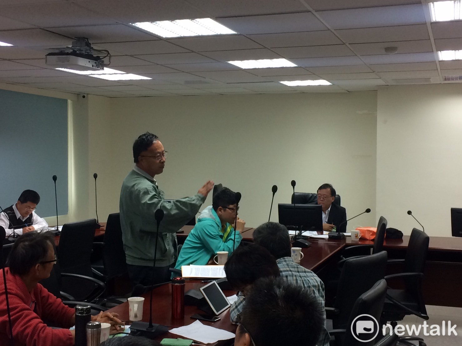 高雄反空污體向環保局長當面建言。 圖:孫家銘/攝 高雄反空污體向環保局長當面建言。 圖:孫家銘/攝