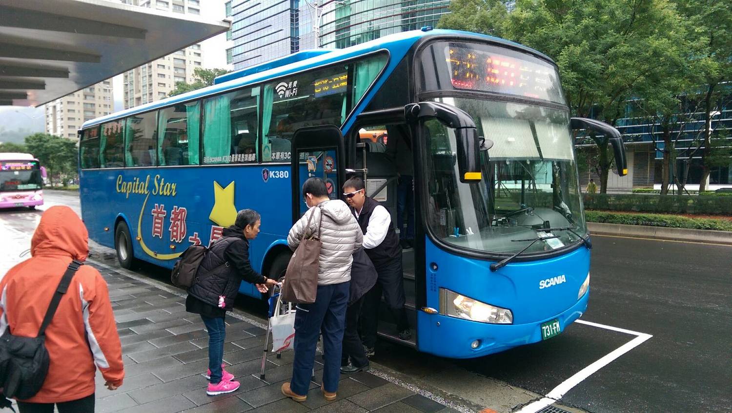 臺北區監理所鼓勵民眾在春節連假期間搭乘公共運輸,首都客運等14 家國道客運配合提供優惠。 圖:臺北區監理所提供 臺北區監理所鼓勵民眾在春節連假期間搭乘公共運輸,首都客運等14 家國道客運配合提供優惠。 圖:臺北區監理所提供