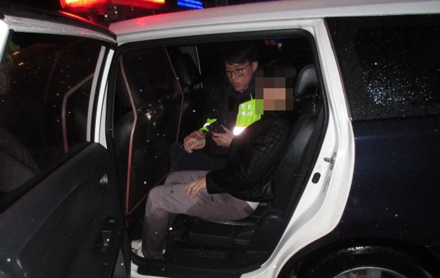 中壢警方緊急協尋找到已經站在雨中3小時的婦人,婦人一度因天冷失溫無法表達,所幸獲救平安回家。 圖:中壢分局/提供 中壢警方緊急協尋找到已經站在雨中3小時的婦人,婦人一度因天冷失溫無法表達,所幸獲救平安回家。 圖:中壢分局/提供