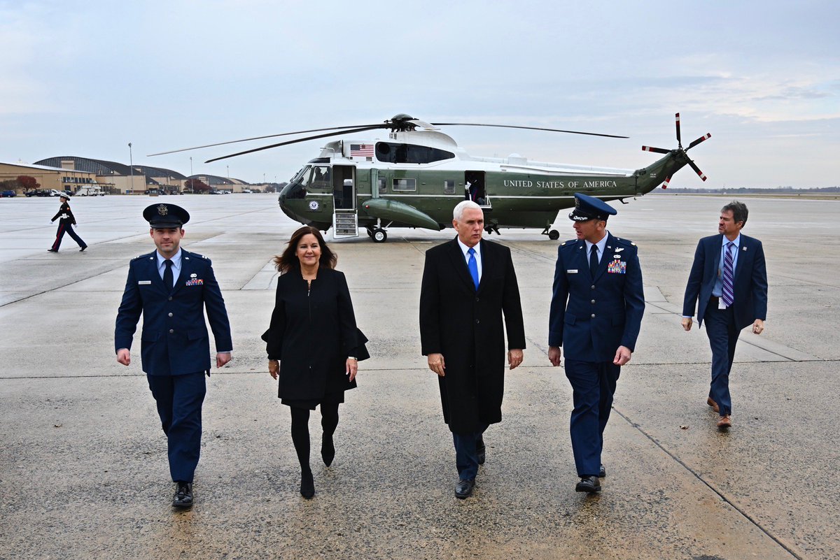美國副總統彭斯（中）與夫人凱倫（左二）較少公開一起亮相，圖為去年凱倫陪同訪問以色列。   圖：翻攝彭斯推特
