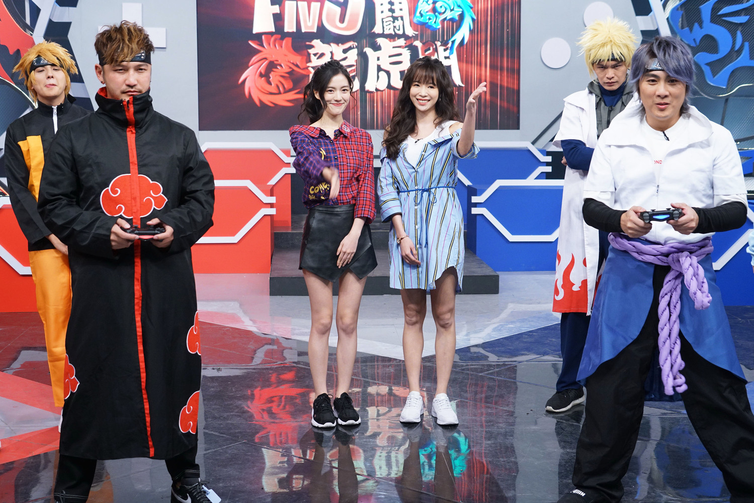 王仁甫(前排右)與KID(前排左)穿上《火影忍者》服裝PK電玩。 王仁甫(前排右)與KID(前排左)穿上《火影忍者》服裝PK電玩。