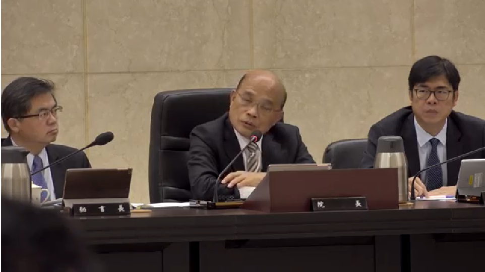 行政院長蘇貞昌(中)今(17)天在院會聽取衛生福利部臨時動議「近日多起重大兒虐事件策進作為」報告後提示。 圖:擷自政院提供影片 行政院長蘇貞昌(中)今(17)天在院會聽取衛生福利部臨時動議「近日多起重大兒虐事件策進作為」報告後提示。 圖:擷自政院提供影片
