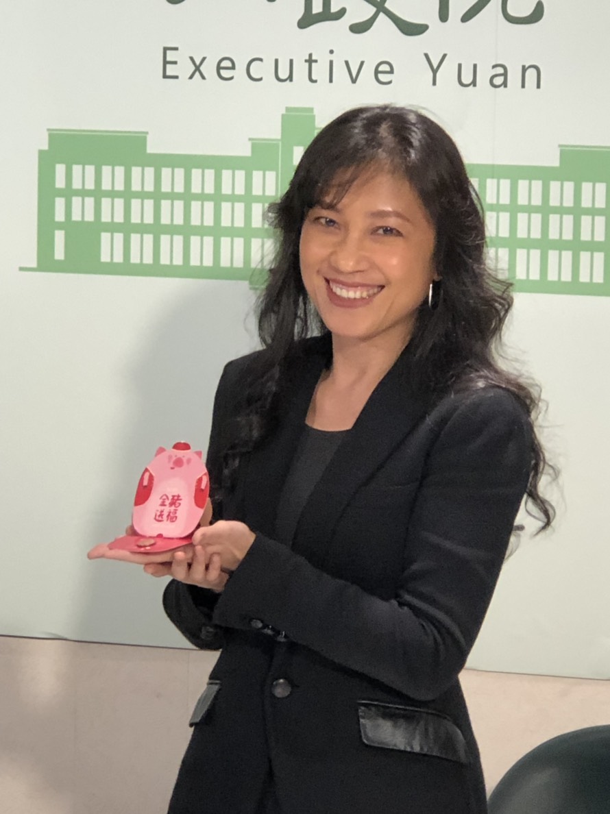 行政院發言人Kolas Yotaka(谷辣斯・尤達卡)展示新任閣揆蘇貞昌的農曆春節1元紅包。 圖 : 行政院/提供 行政院發言人Kolas Yotaka(谷辣斯・尤達卡)展示新任閣揆蘇貞昌的農曆春節1元紅包。 圖 : 行政院/提供