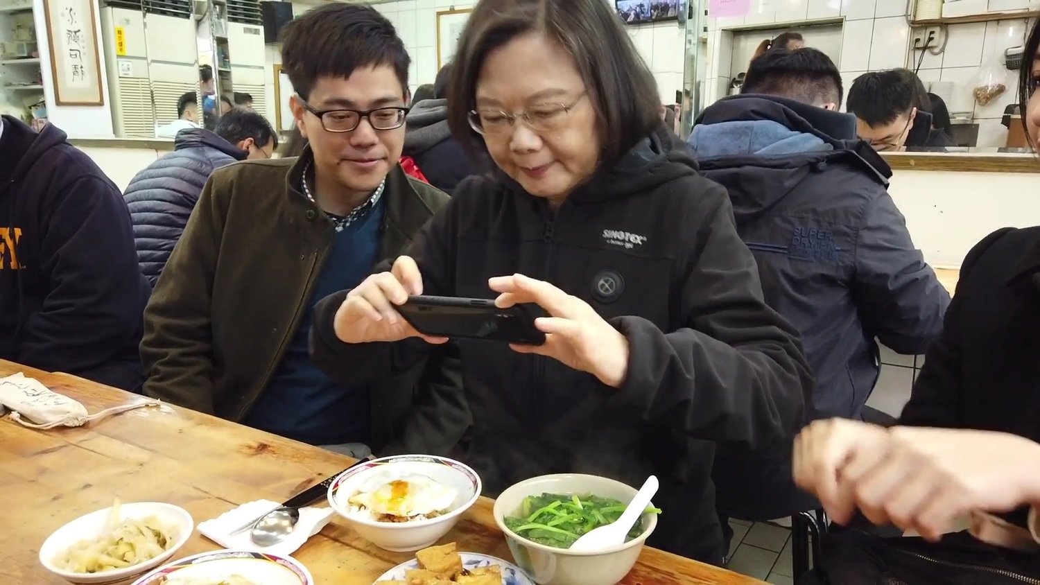 總統蔡英文17日突然前往西門町美食用餐。 圖:翻拍自總統臉書 總統蔡英文17日突然前往西門町美食用餐。 圖:翻拍自總統臉書