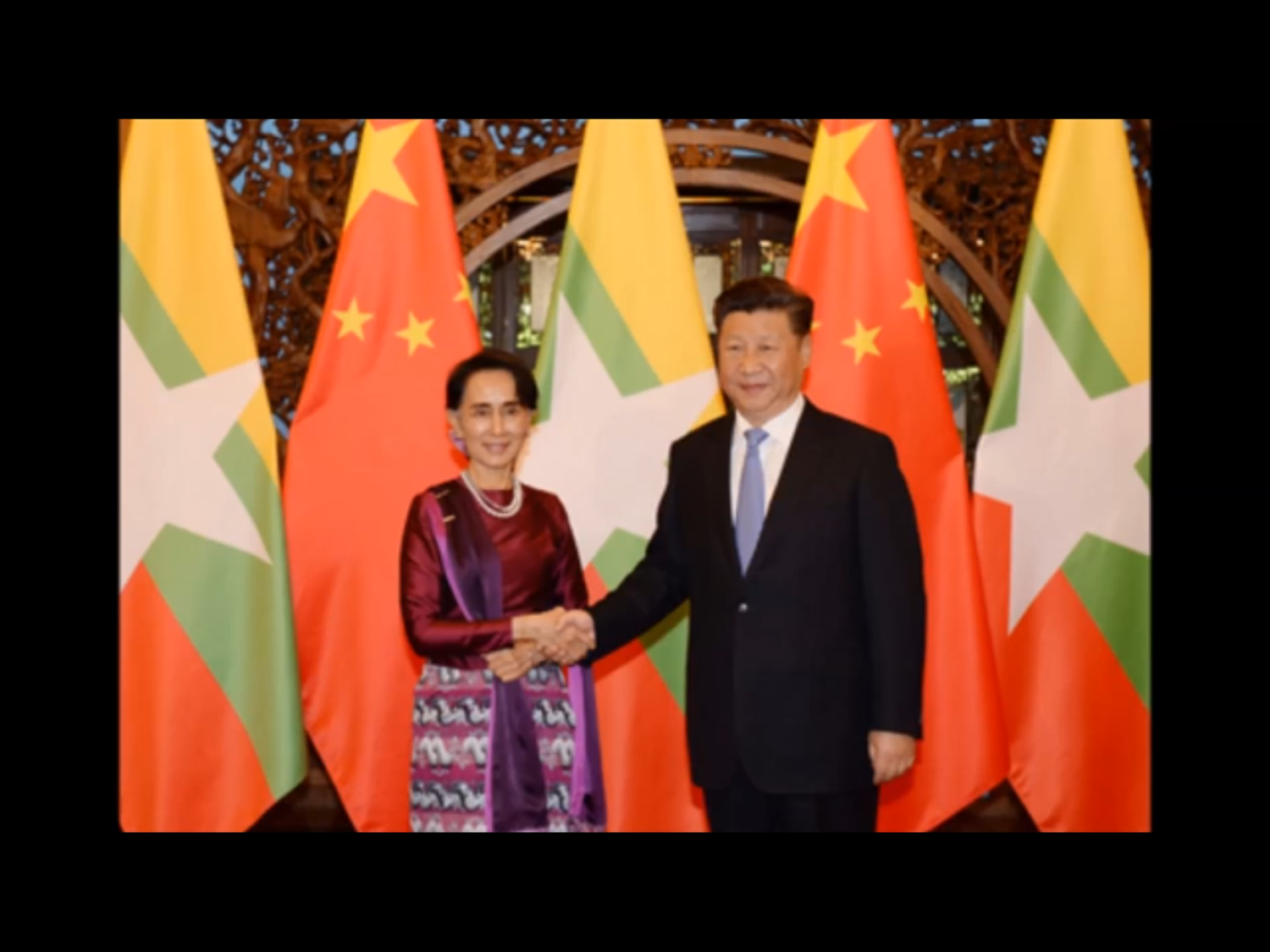 2011年,在反對密松上馬的全國性浪潮中,作為反對黨領袖的翁山蘇姬曾經公開反對密松水電站項目。翁山蘇姬的民盟政府上台後,曾組建了一個由20位緬甸專家組成的調查小組,對密松項目的可行性、環境影響、移民問題等方面進行考察。該小組至今已經完成了兩份調查報告,但民盟政府一直沒有將報告公諸於世。 圖:翻攝自Youtube