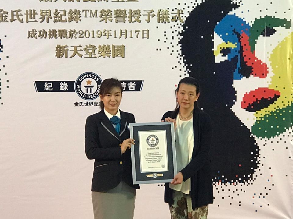 花蓮新天堂樂園外牆以174萬瓷磚拚湊成,被金氏世界紀錄認證為全世界最大瓷磚壁畫。 圖:翻攝新天堂樂園臉書 花蓮新天堂樂園外牆以174萬瓷磚拚湊成,被金氏世界紀錄認證為全世界最大瓷磚壁畫。 圖:翻攝新天堂樂園臉書