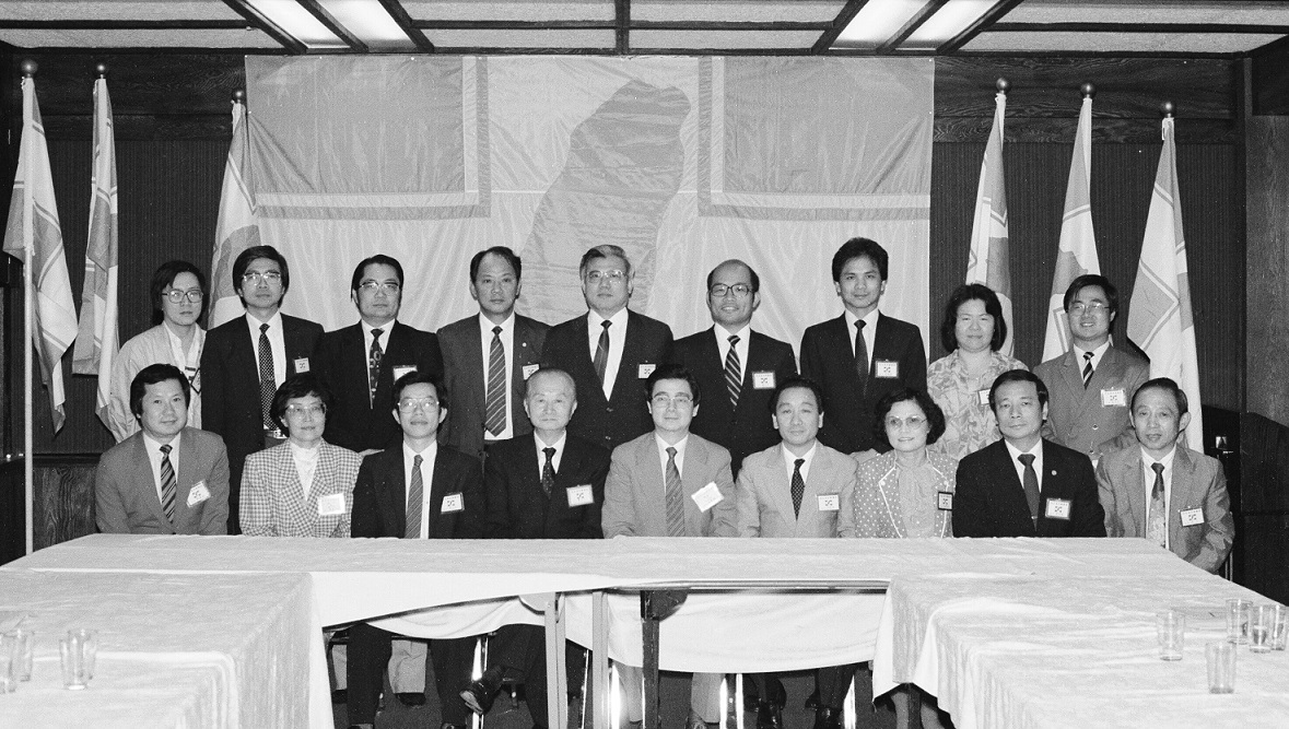1986年11月6日,民進黨建黨18人小組成員,攝於台大校友會館公布黨綱與黨章記者會。 圖:邱萬興/攝 1986年11月6日,民進黨建黨18人小組成員,攝於台大校友會館公布黨綱與黨章記者會。 圖:邱萬興/攝