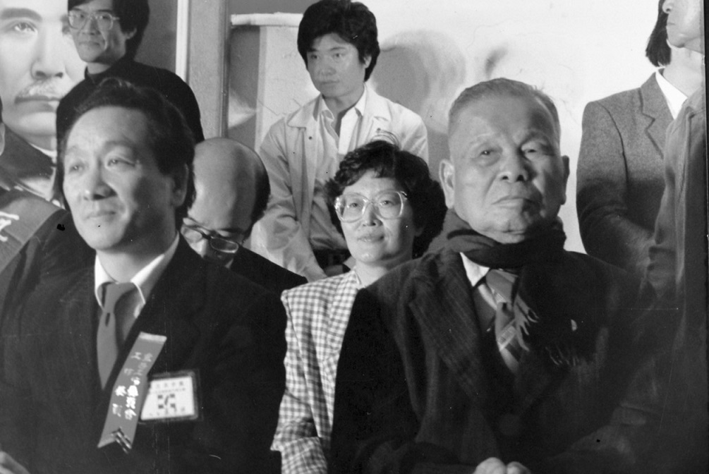 1987年起民進黨召開全國黨員代表大會都會來參加,余登發老縣長(前右)總是諄諄教誨。 圖:邱萬興/攝 1987年起民進黨召開全國黨員代表大會都會來參加,余登發老縣長(前右)總是諄諄教誨。 圖:邱萬興/攝
