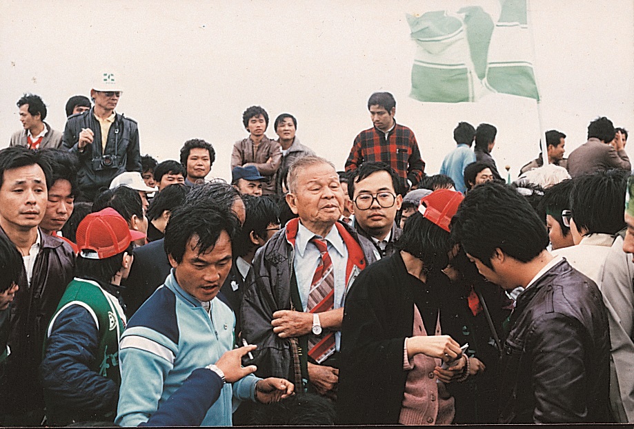 余登發老縣長由孫子余政憲陪同,帶領「萬人民主行軍」從中壢步行三個多小時,走十幾公里到桃園機場現場,要迎接許信良闖關回台。
圖:邱萬興/攝 余登發老縣長由孫子余政憲陪同,帶領「萬人民主行軍」從中壢步行三個多小時,走十幾公里到桃園機場現場,要迎接許信良闖關回台。
圖:邱萬興/攝
