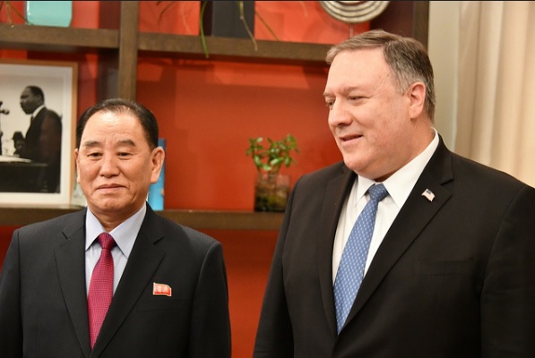 朝鮮首席談判代表、統一戰線部部長金英哲（左）18日拜會美國務卿蓬佩奧，商討川金二會事宜。   圖：翻攝美國務院