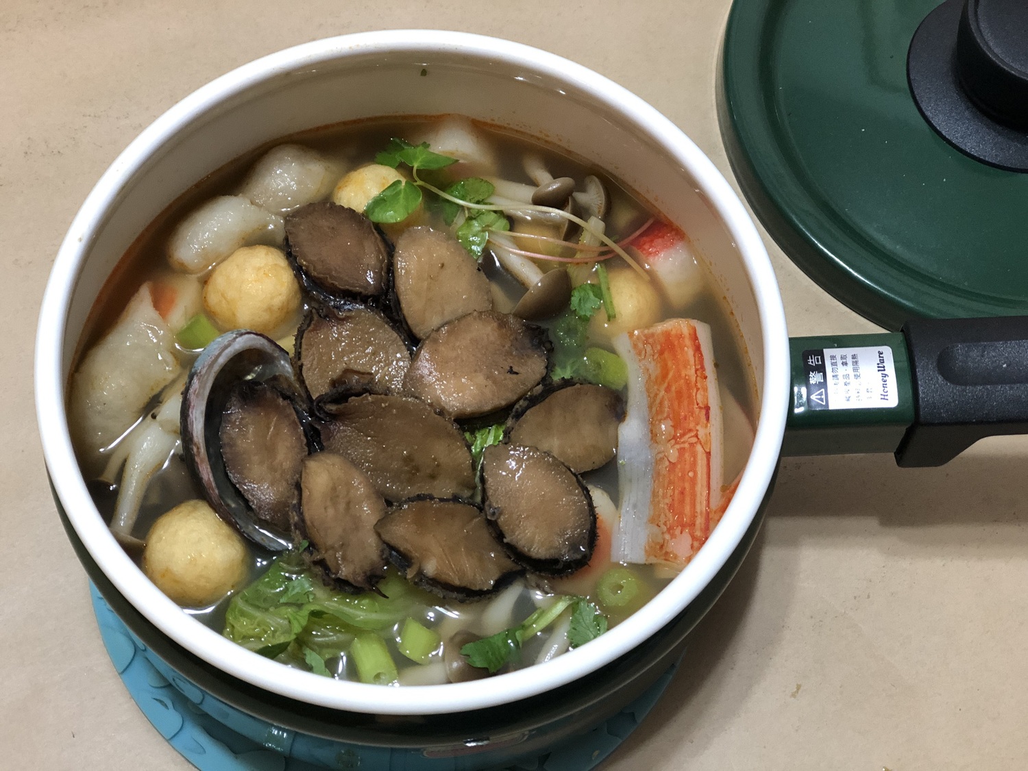 貢寮區漁會「貢寮滷」加入湯品或火鍋,料理瞬間升級。 圖:新北市農業局漁管處提供 貢寮區漁會「貢寮滷」加入湯品或火鍋,料理瞬間升級。 圖:新北市農業局漁管處提供
