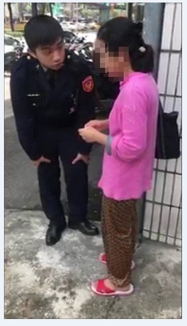 印尼看護工阿娣首次來台就遭逢惡雇主,向警方表示只想趕快回印尼。
圖:新北市勞工局/提供 印尼看護工阿娣首次來台就遭逢惡雇主,向警方表示只想趕快回印尼。
圖:新北市勞工局/提供