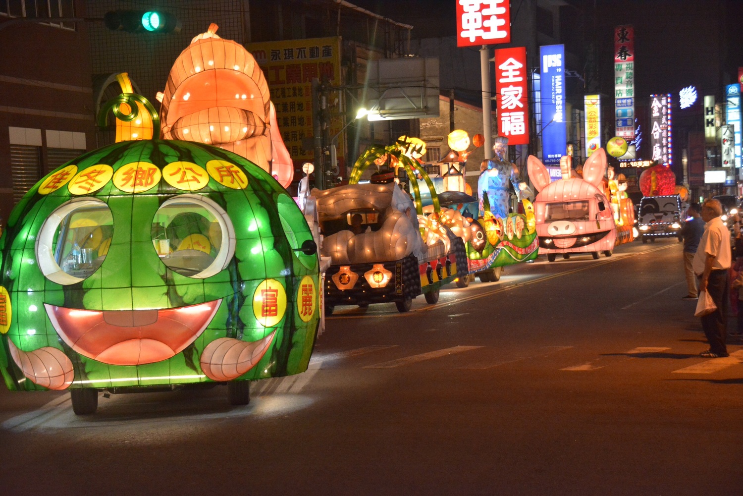 屏東縣政府今(19)日舉辦第2場鄉鎮市花燈車遊行活動。 圖:屏東縣政府提供 屏東縣政府今(19)日舉辦第2場鄉鎮市花燈車遊行活動。 圖:屏東縣政府提供