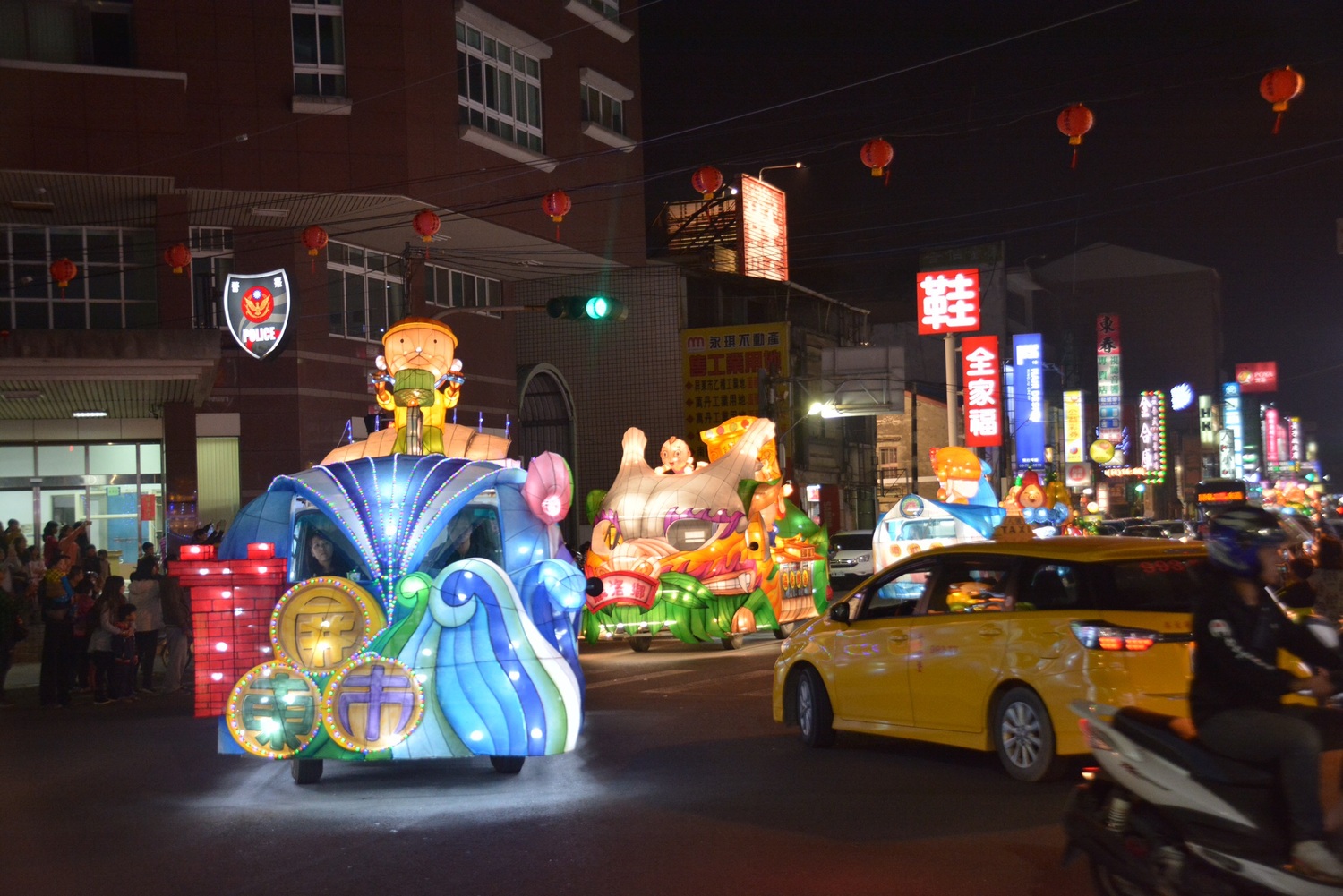 屏東縣政府今(19)日舉辦第2場鄉鎮市花燈車遊行活動。 圖:屏東縣政府提供 屏東縣政府今(19)日舉辦第2場鄉鎮市花燈車遊行活動。 圖:屏東縣政府提供