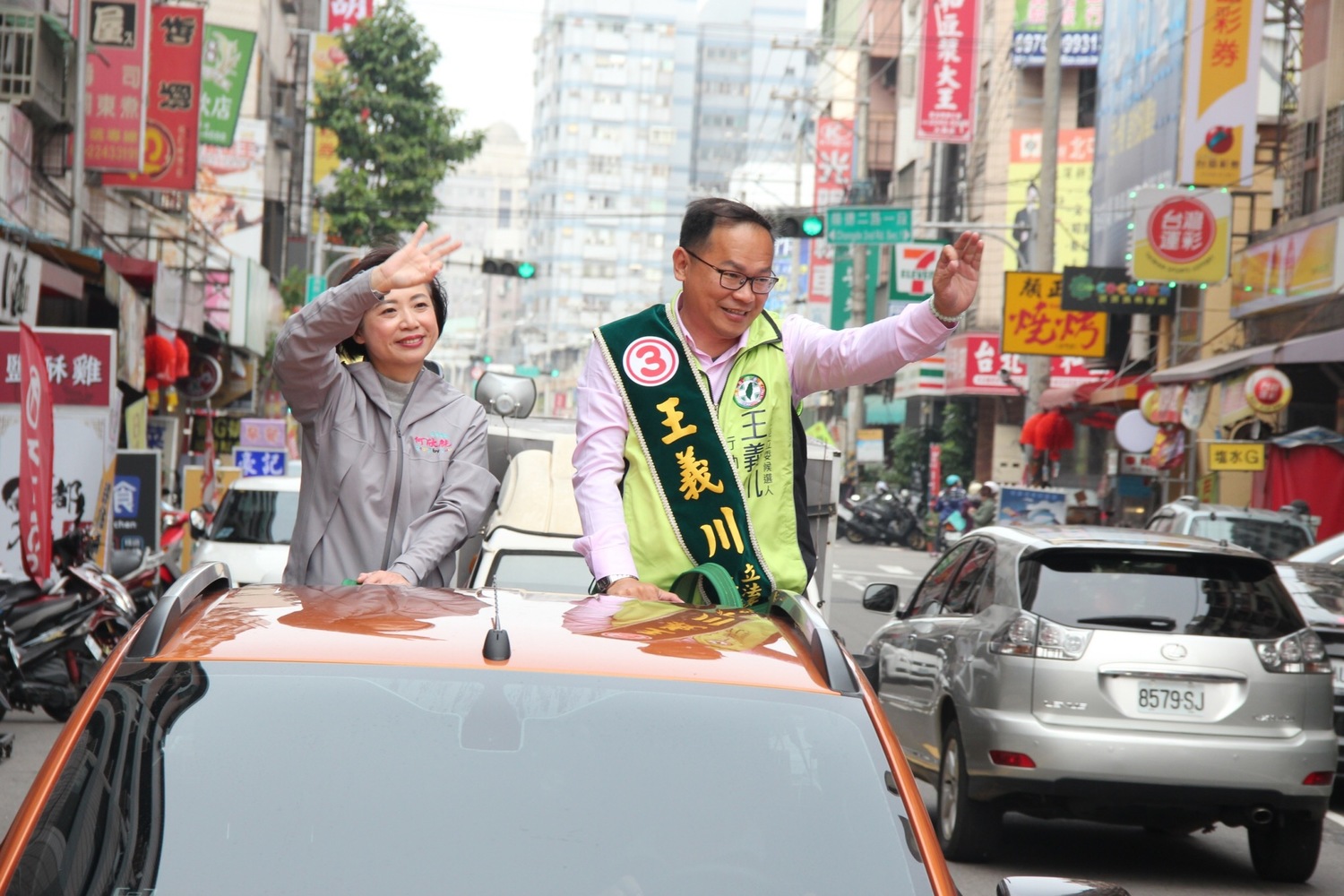 何欣純陪同王義川車隊掃街。 圖:王義川競選總部/提供 何欣純陪同王義川車隊掃街。 圖:王義川競選總部/提供