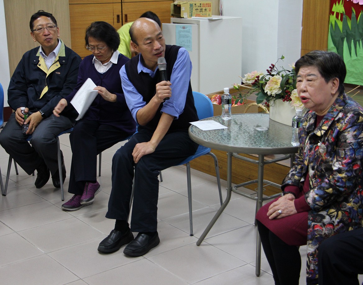 韓國瑜在永安兒童之家與院生、機構人員及社工進行交流對談。 圖:高雄市政府新聞局/提供 韓國瑜在永安兒童之家與院生、機構人員及社工進行交流對談。 圖:高雄市政府新聞局/提供