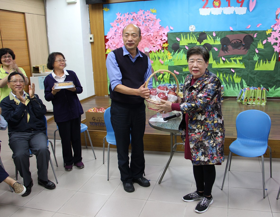 韓國瑜送上蘋果祝永安兒童之家「平平安安」。 圖:高雄市政府新聞局/提供 韓國瑜送上蘋果祝永安兒童之家「平平安安」。 圖:高雄市政府新聞局/提供