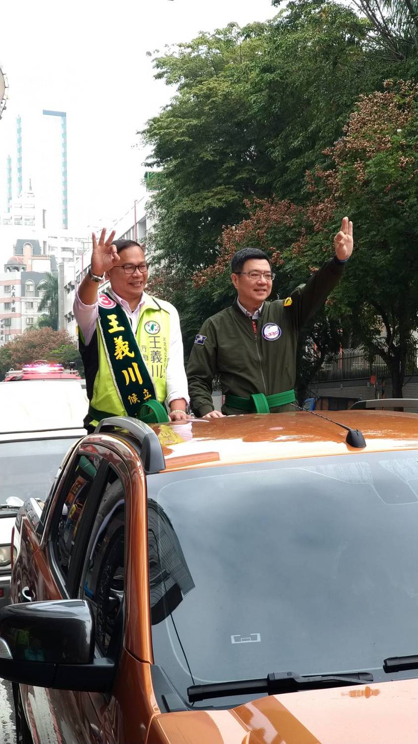 民進黨主席卓榮泰與王義川一同掃街拜票。 圖:民進黨中央/提供 民進黨主席卓榮泰與王義川一同掃街拜票。 圖:民進黨中央/提供