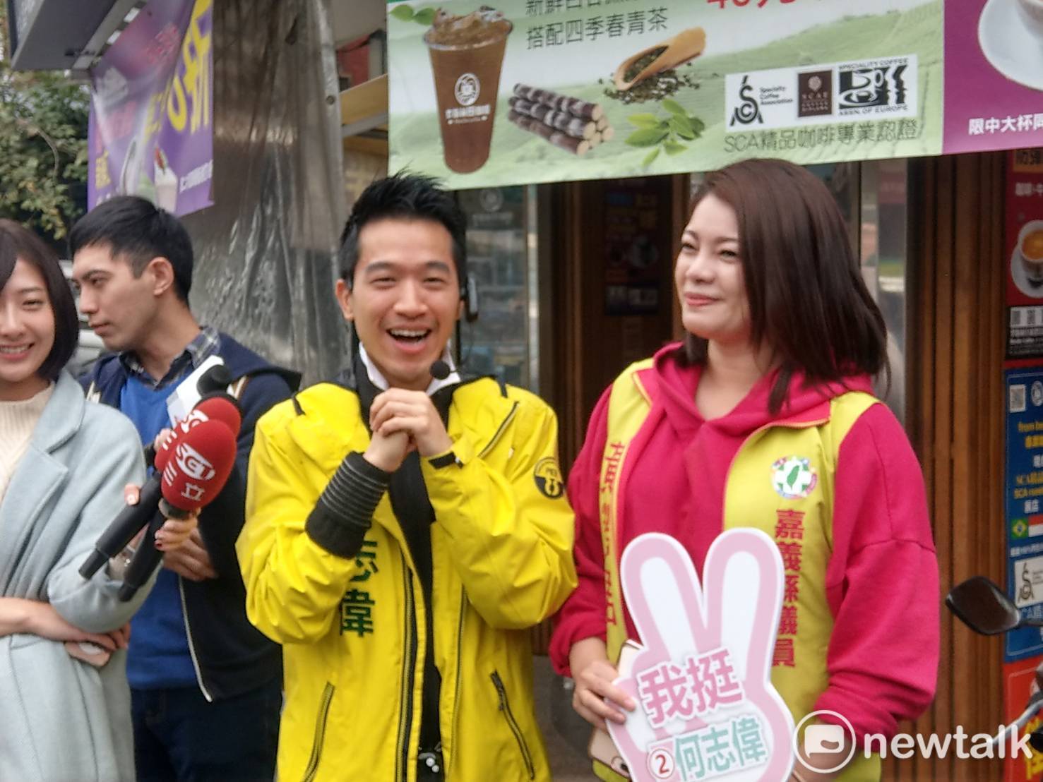 民進黨台北市立委候選人何志偉今(20)天上午前往大龍市場掃街拜票。 圖:趙婉淳/攝 民進黨台北市立委候選人何志偉今(20)天上午前往大龍市場掃街拜票。 圖:趙婉淳/攝