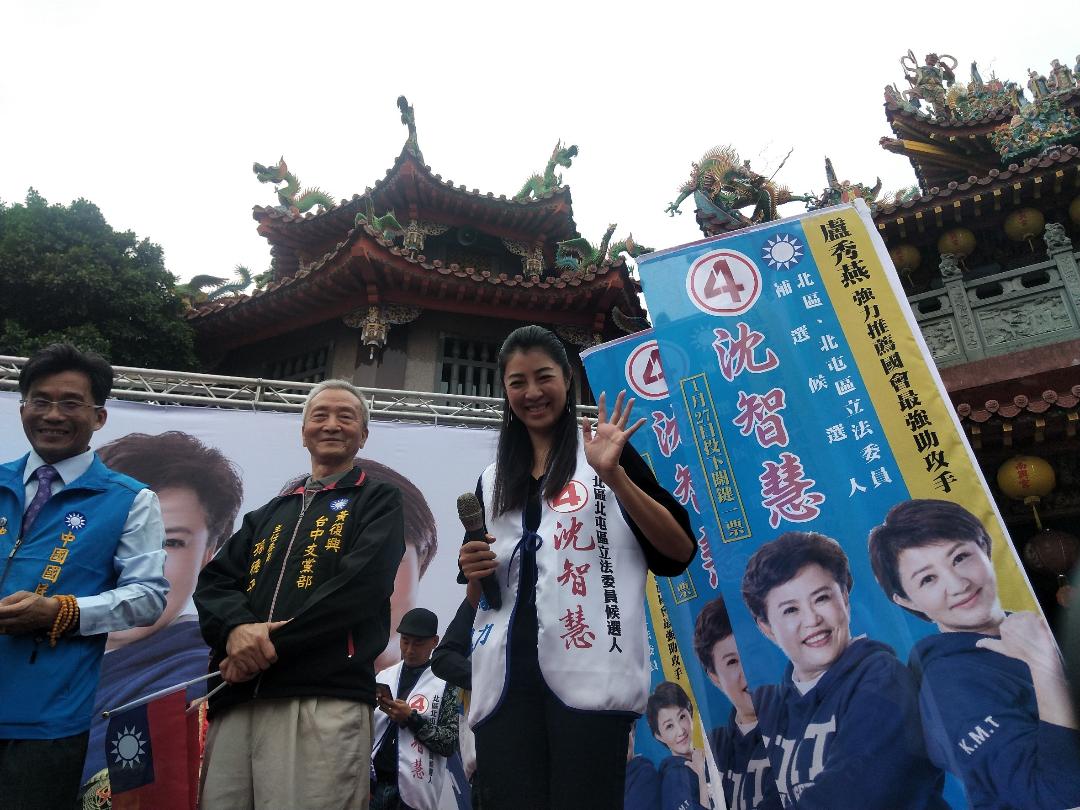 「神力女超人」立委許淑華擔任主持人。 圖:沈智慧競選總部/提供 「神力女超人」立委許淑華擔任主持人。 圖:沈智慧競選總部/提供
