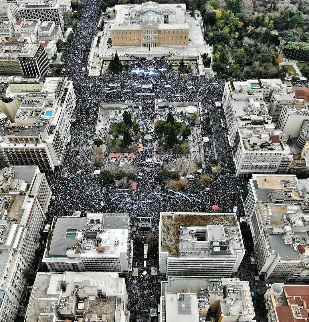 希臘6萬民眾上街抗議政府與馬其頓的更改國名協議，群眾將雅典街頭擠得水洩不通。   圖：翻攝Captain推特