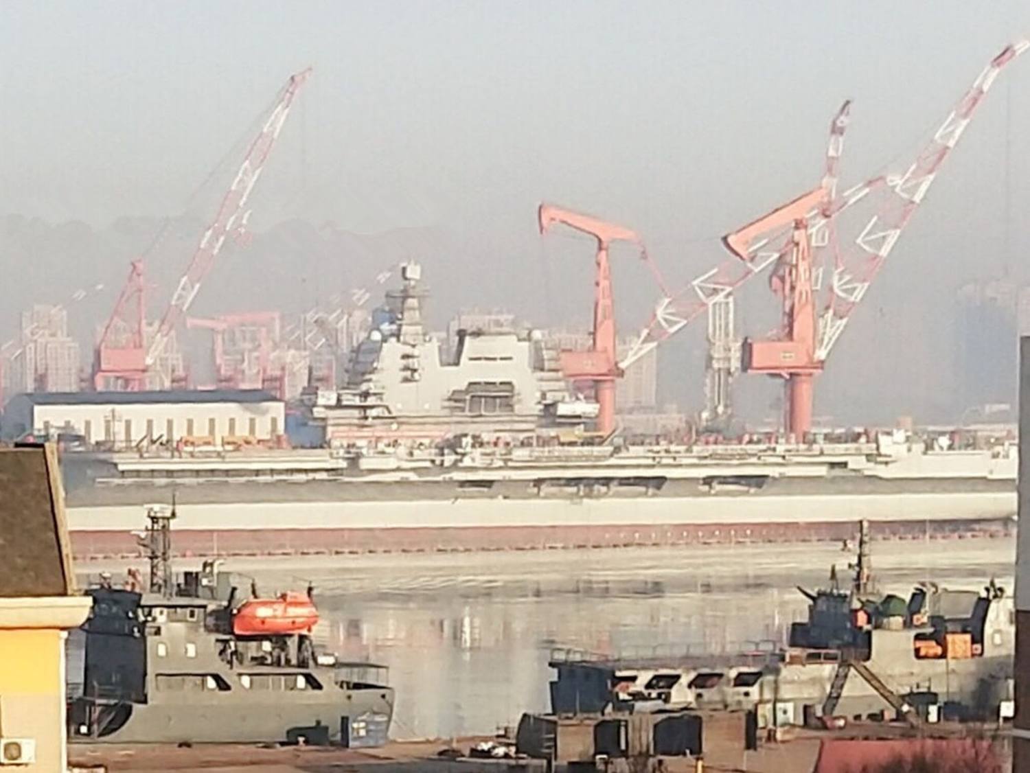 002型航母建造照。 圖:翻攝網路 002型航母建造照。 圖:翻攝網路