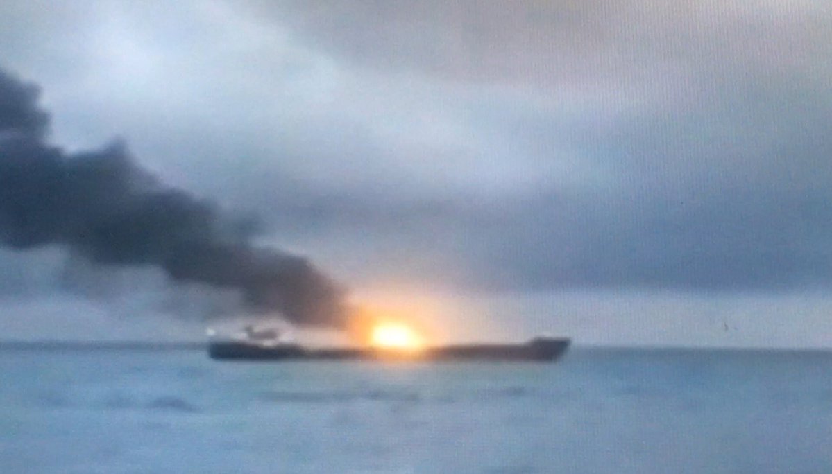 克里米亞半島刻赤海峽外海發生火燒船意外,疑似輸送燃料引起爆炸,濃煙直竄高空。 圖:翻攝Mehmet Dikbayır推特 克里米亞半島刻赤海峽外海發生火燒船意外,疑似輸送燃料引起爆炸,濃煙直竄高空。 圖:翻攝Mehmet Dikbayır推特