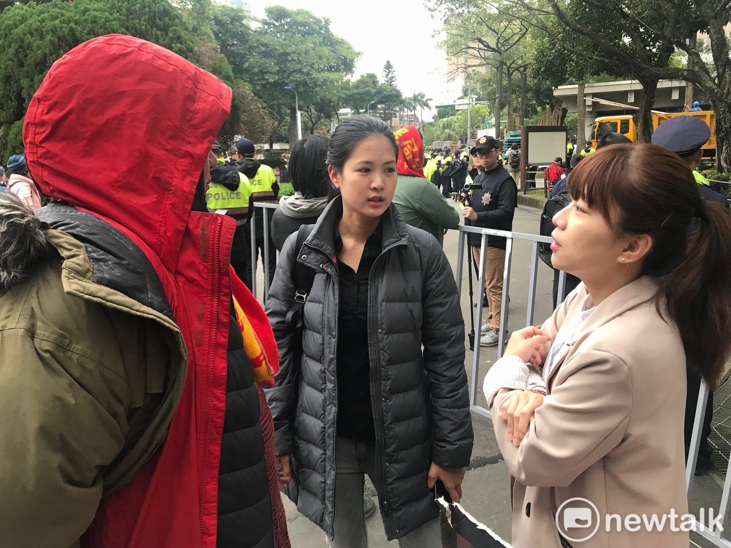 時力議員林穎孟(右)、林亮君(中)今日到場關切,與巴奈溝通。 圖 : 周煊惠 / 攝 時力議員林穎孟(右)、林亮君(中)今日到場關切,與巴奈溝通。 圖 : 周煊惠 / 攝