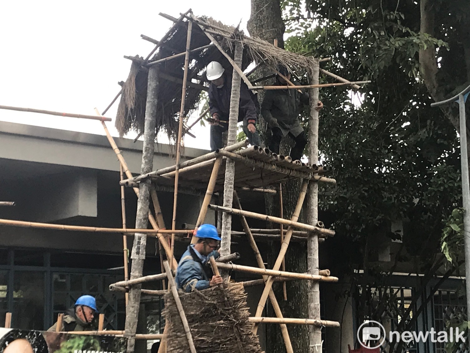 北市府執行強拆駐紮在二二八公園近700天的原民帳篷。 圖 : 周煊惠 / 攝 北市府執行強拆駐紮在二二八公園近700天的原民帳篷。 圖 : 周煊惠 / 攝