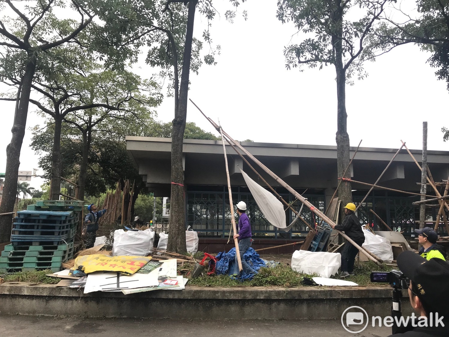 北市府執行強拆駐紮在二二八公園近700天的原民帳篷。 圖 : 周煊惠 / 攝 北市府執行強拆駐紮在二二八公園近700天的原民帳篷。 圖 : 周煊惠 / 攝