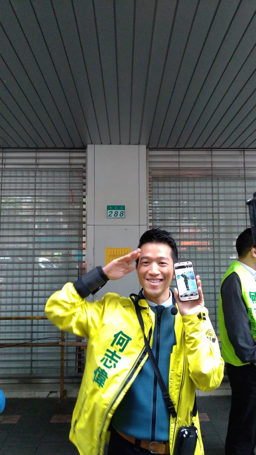 何志偉秀出他在馬祖當兵的照片。 圖:陳佩君/攝 何志偉秀出他在馬祖當兵的照片。 圖:陳佩君/攝