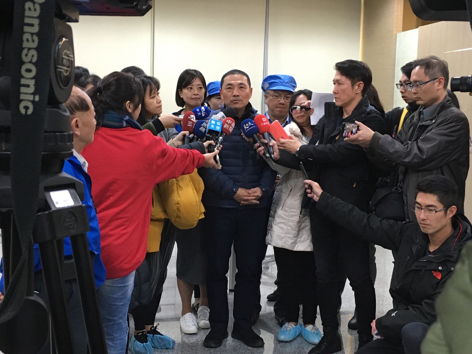 侯友宜宣佈從108學年度開始,市府將透過「補助差額」方式,讓失業勞工子女大專就學補助全面比照軍公教補助額度。 圖:新北市勞工局提供 侯友宜宣佈從108學年度開始,市府將透過「補助差額」方式,讓失業勞工子女大專就學補助全面比照軍公教補助額度。 圖:新北市勞工局提供