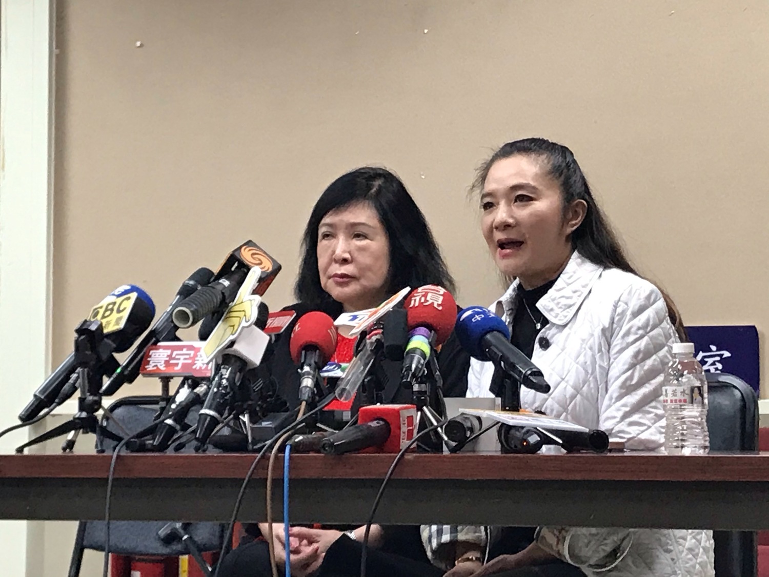 鄭惠中(左)在台北市議員應曉薇(右)的陪同下,針對呼巴掌事件召開記者會道歉。 圖:周煊惠/攝 鄭惠中(左)在台北市議員應曉薇(右)的陪同下,針對呼巴掌事件召開記者會道歉。 圖:周煊惠/攝