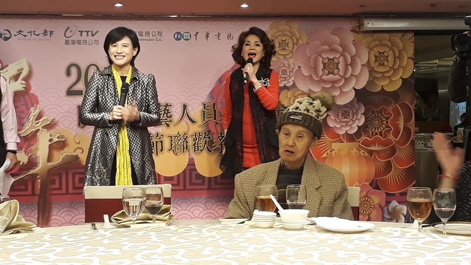 文化部長鄭麗君出席演藝人員基金會尾牙。 圖:取材自華視總經理莊豐嘉臉書 文化部長鄭麗君出席演藝人員基金會尾牙。 圖:取材自華視總經理莊豐嘉臉書