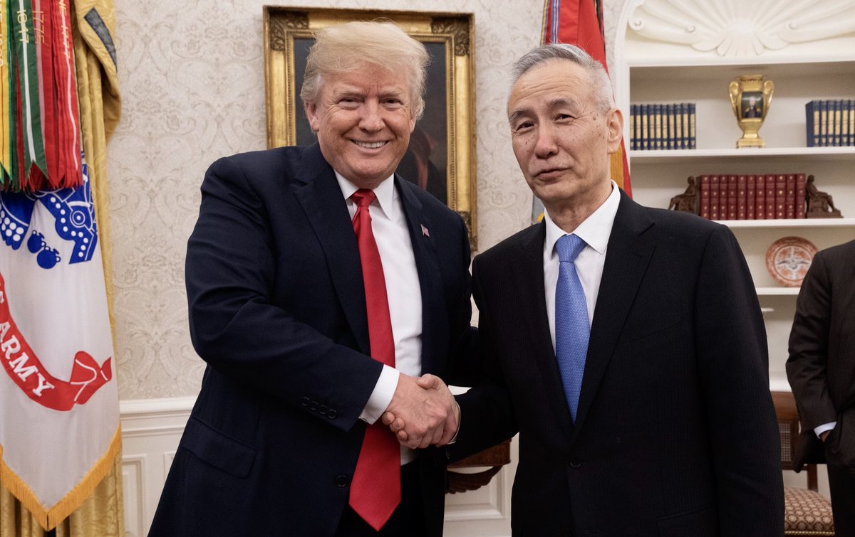 中國國務院副總理劉鶴(右)2018年11月曾訪問美國與川普會面,此次再預定月底訪美,希望解決貿易爭端。 圖:翻攝川普推特 中國國務院副總理劉鶴(右)2018年11月曾訪問美國與川普會面,此次再預定月底訪美,希望解決貿易爭端。 圖:翻攝川普推特
