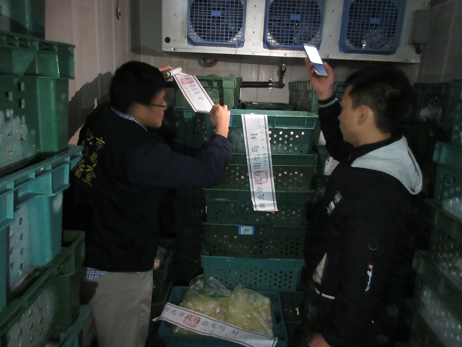 衛生局22日獲報後派員至土城區工廠稽查,現場查獲疑似過期肉品約3公噸當場封存。 圖:新北市政府衛生局/提供 衛生局22日獲報後派員至土城區工廠稽查,現場查獲疑似過期肉品約3公噸當場封存。 圖:新北市政府衛生局/提供