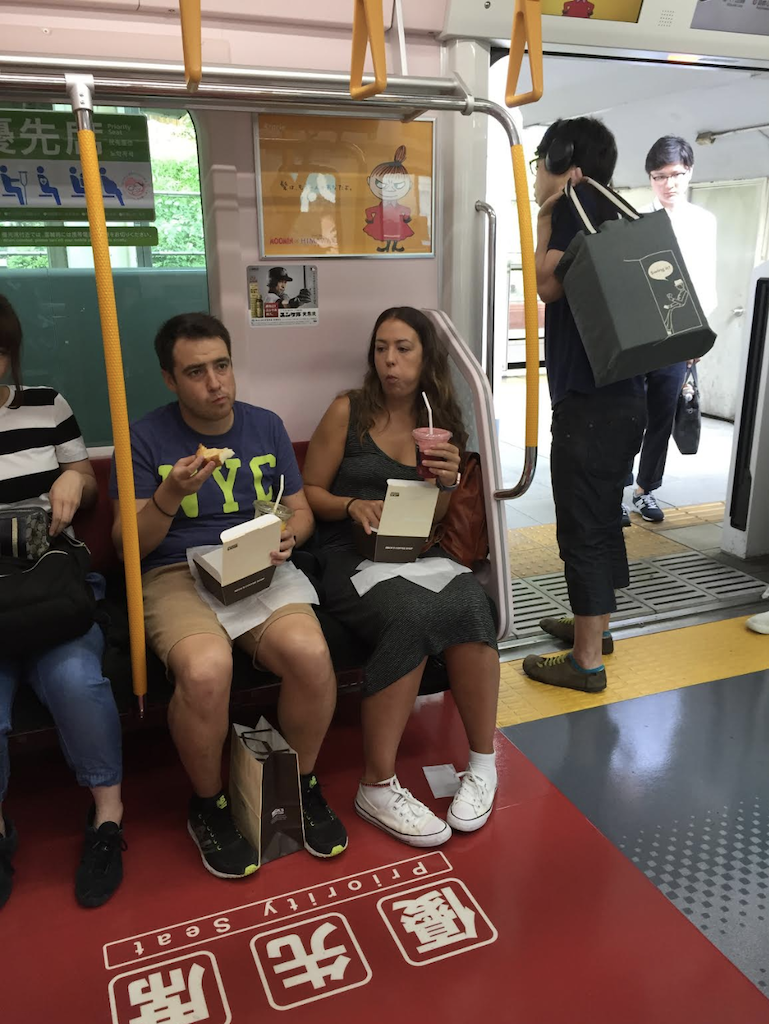 也有外國觀光客看不懂漢字,在不能飲食的東京都內電車的博愛座吃喝起來。 圖:劉黎兒攝影 也有外國觀光客看不懂漢字,在不能飲食的東京都內電車的博愛座吃喝起來。 圖:劉黎兒攝影