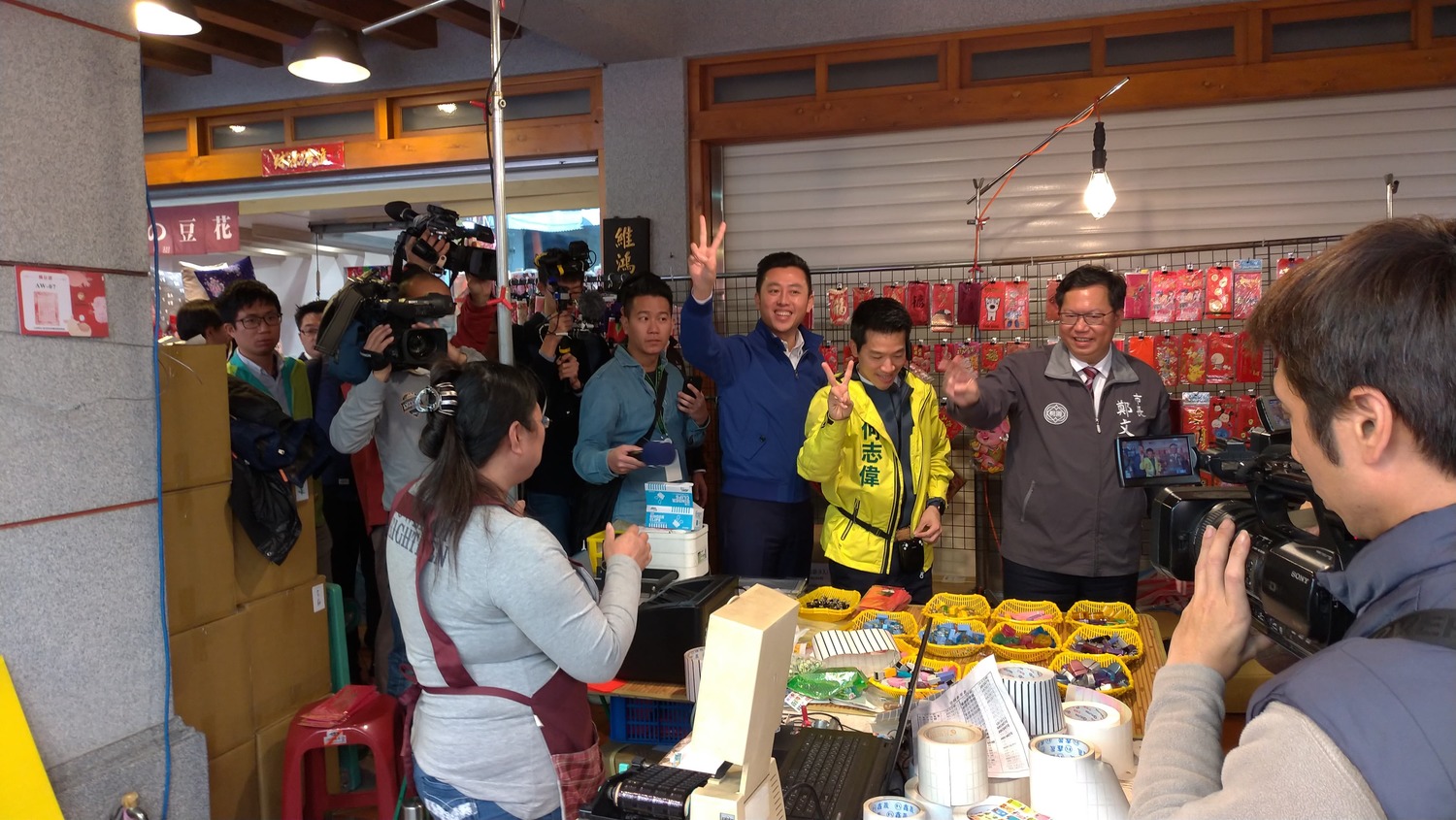 三人掃街受到攤販歡迎。 圖:陳佩君/攝 三人掃街受到攤販歡迎。 圖:陳佩君/攝