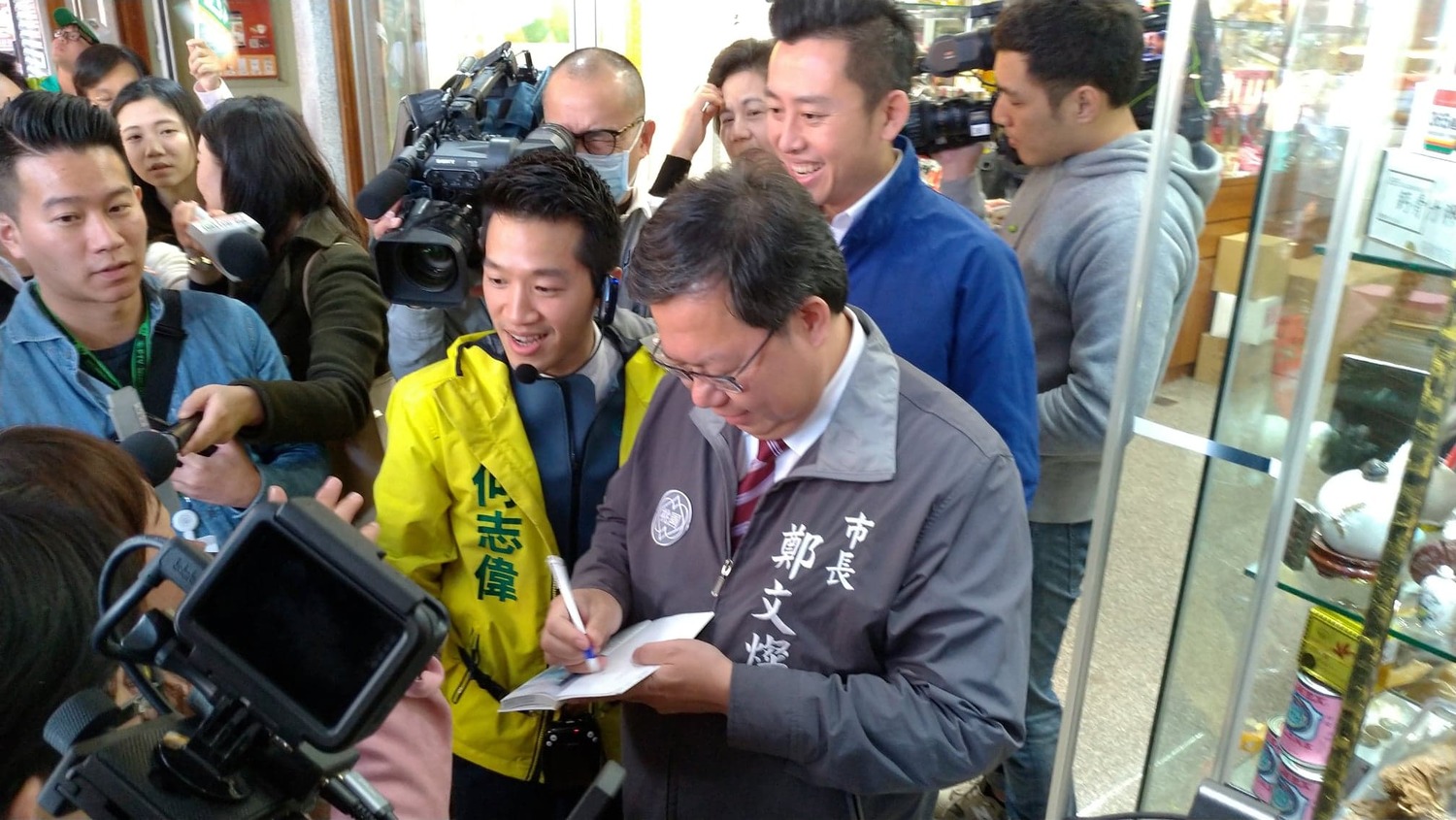 支持民眾索取簽名。 圖:陳佩君/攝 支持民眾索取簽名。 圖:陳佩君/攝